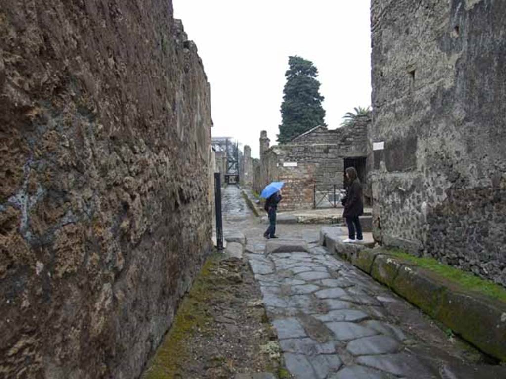 Vicolo di Mercurio, May 2010. Looking east between VI.7 and VI.8, towards junction with Via di Mercurio.