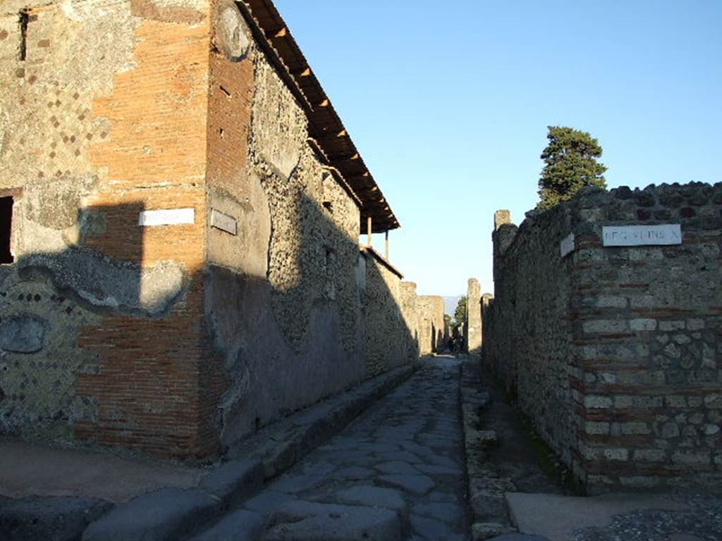 Vicolo di Mercurio. December 2006. Looking east from VI.9.7 on the crossroads with Via di Mercurio. 

