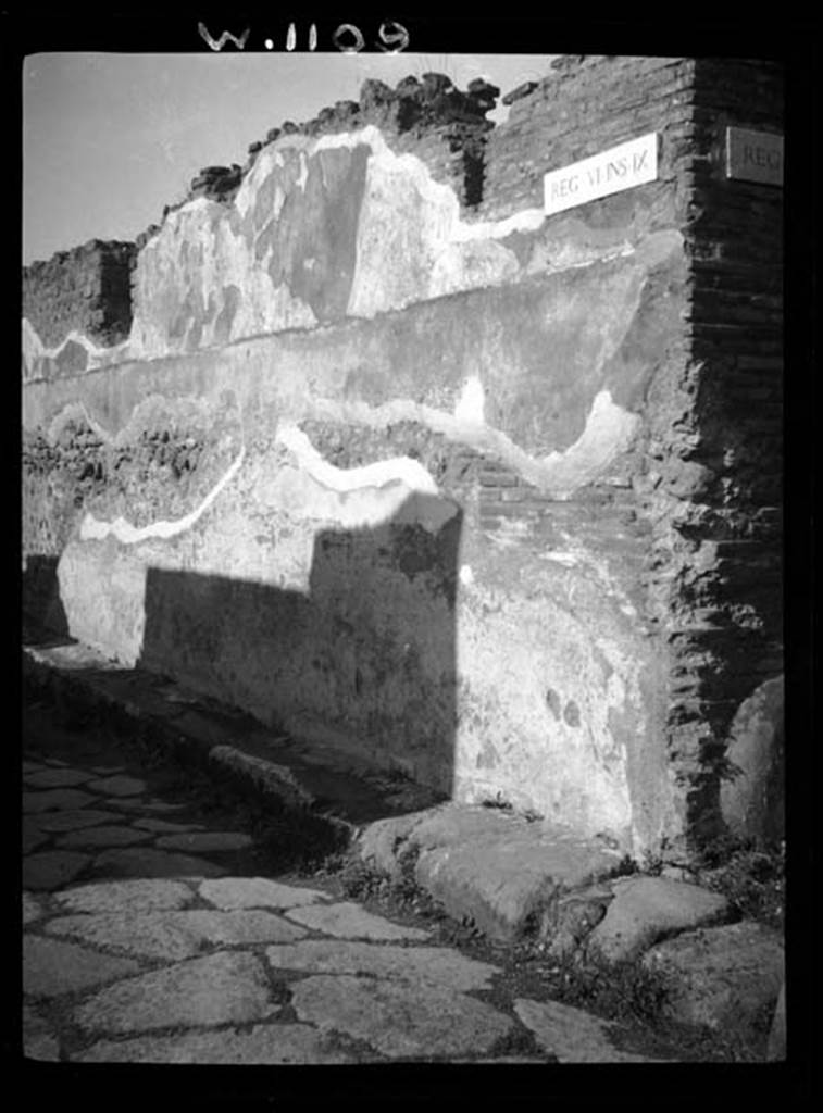 230595 Bestand-D-DAI-ROM-W.1109.jpg
Vicolo di Mercurio, W.1109. Looking west along south side of insula 9, from corner of junction with Vicolo del Fauno, on right.
Photo by Tatiana Warscher. With kind permission of DAI Rome, whose copyright it remains. 
See http://arachne.uni-koeln.de/item/marbilderbestand/230595 
