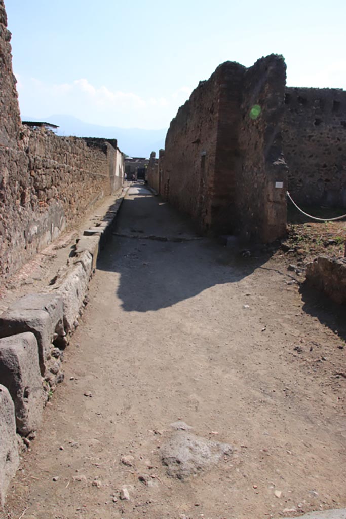 Vicolo del Fauno, Pompeii. October 2022. 
Looking south from crossroads with Vicolo di Mercurio. Photo courtesy of Klaus Heese.
