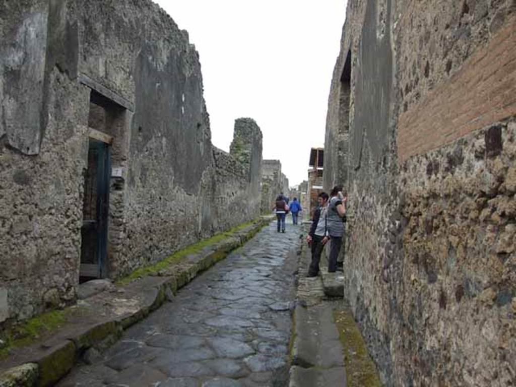 Vicolo di Mercurio, May 2010. Looking west between VI.12.7 and VI.11.10, from junction of Vicolo del Labirinto.