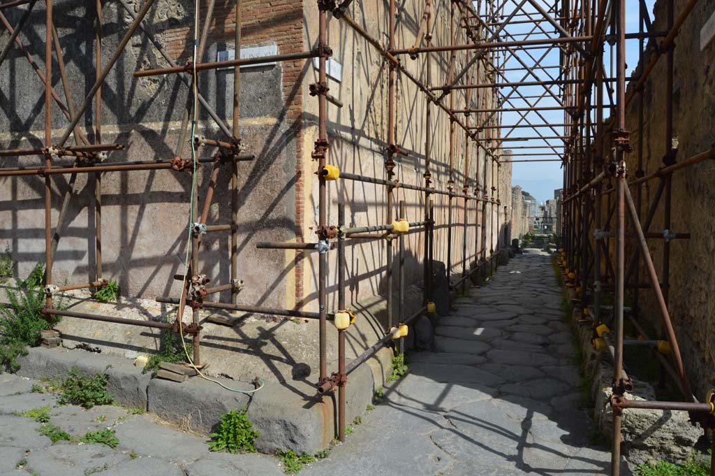 Vicolo di Mercurio, north side at junction with Vicolo del Labirinto, on left. March 2019. 
Looking east between VI.15.1, along south side of House of Vettii, on left, and VI.13, on right.
Foto Taylor Lauritsen, ERC Grant 681269 DÉCOR
