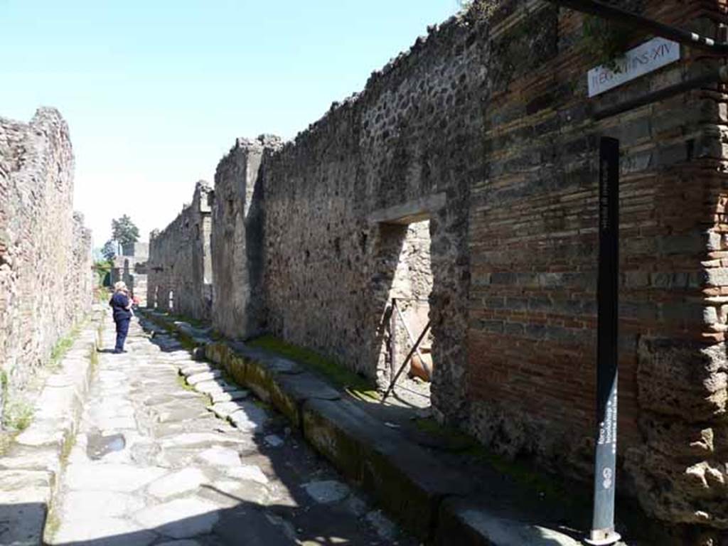 Vicolo di Mercurio, south side. May 2010.  Looking east along VI.14, from near VI.14.35.