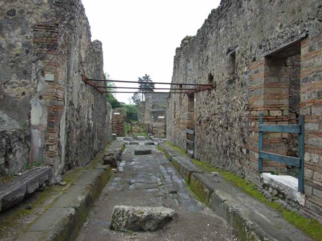 Vicolo di Mercurio, May 2010. Looking east between VI.16 and VI.14 from near VI.16.2.