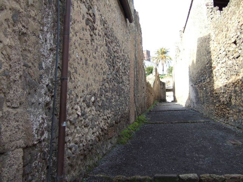 Vicolo di Paquius Proculus between I.6 and I.7. Looking north. December 2005.