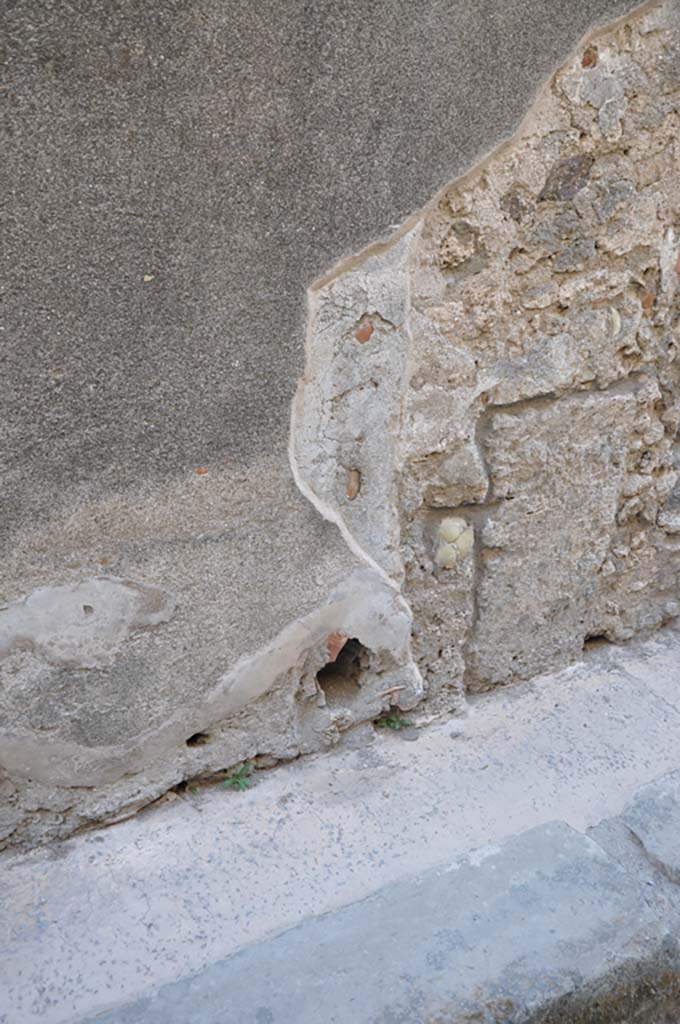Vicolo di Tesmo, east side, Pompeii. July 2017. 
Lower wall of IX.5.2/22 on north side of entrance doorway, with downpipe.
Foto Annette Haug, ERC Grant 681269 DÉCOR

