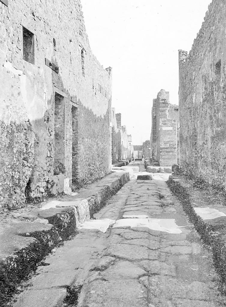 Vicolo di Tesmo, Pompeii, 1933. 
Looking south from between IX.6.1 and 2, on left, and IX.3.20, on right. Photo courtesy of Peter Woods.
