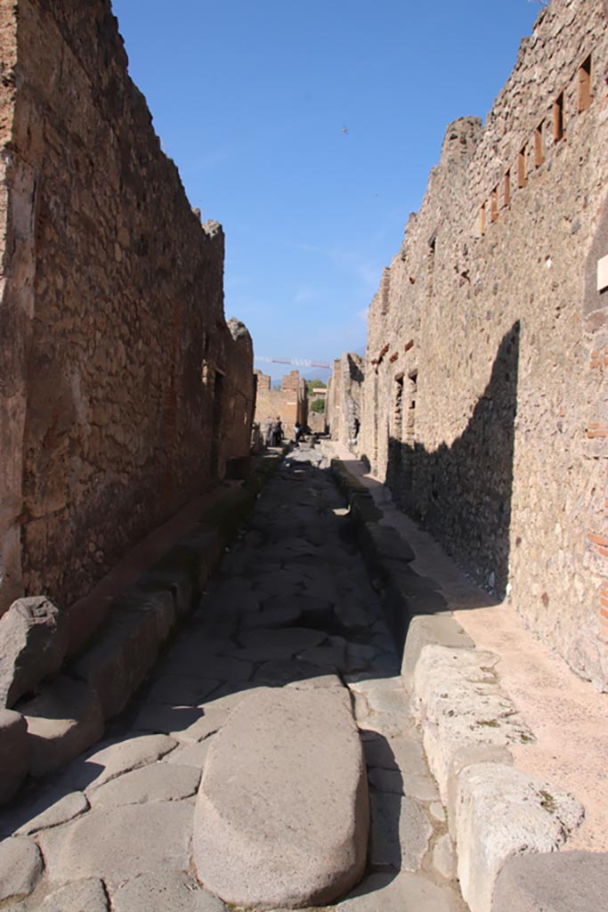 Vicolo di Tesmo between IX.3 and IX.6. October 2022. Looking north. Photo courtesy of Klaus Heese. 

