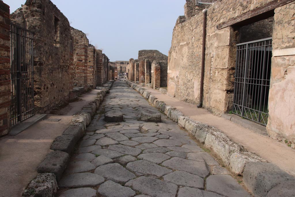 Unnamed vicolo between IX.2 and IX.3. October 2023. Looking west from the junction with Vicolo di Tesmo. Photo courtesy of Klaus Heese. 
