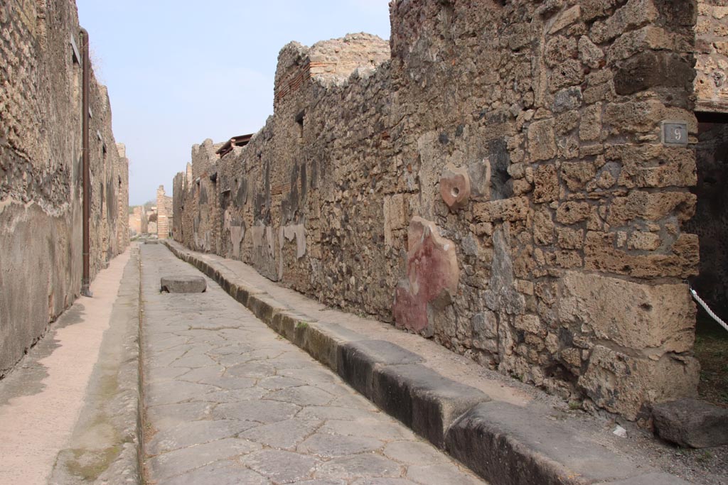 Vicolo di Tesmo, Pompeii. October 2023. Looking north from IX.7.19, on right. Photo courtesy of Klaus Heese. 