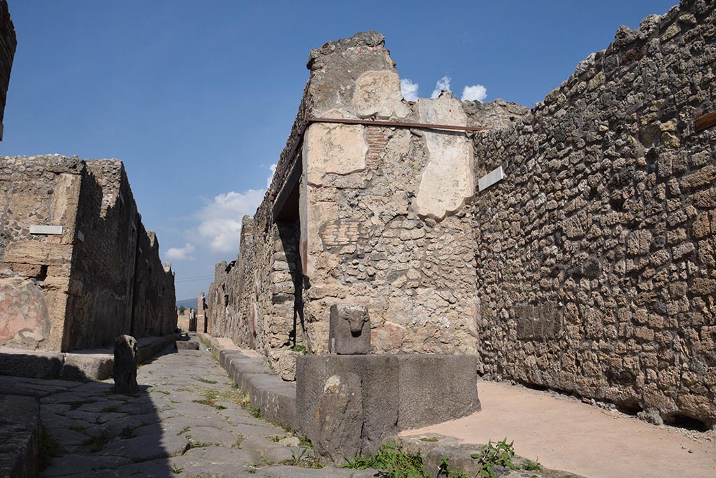 Vicolo di Tesmo between IX.2 and IX.7. October 2017.
Looking north from near fountain outside IX.7.17, towards junction with Vicolo di Balbo, on left. Photo courtesy of Johannes Eber.

