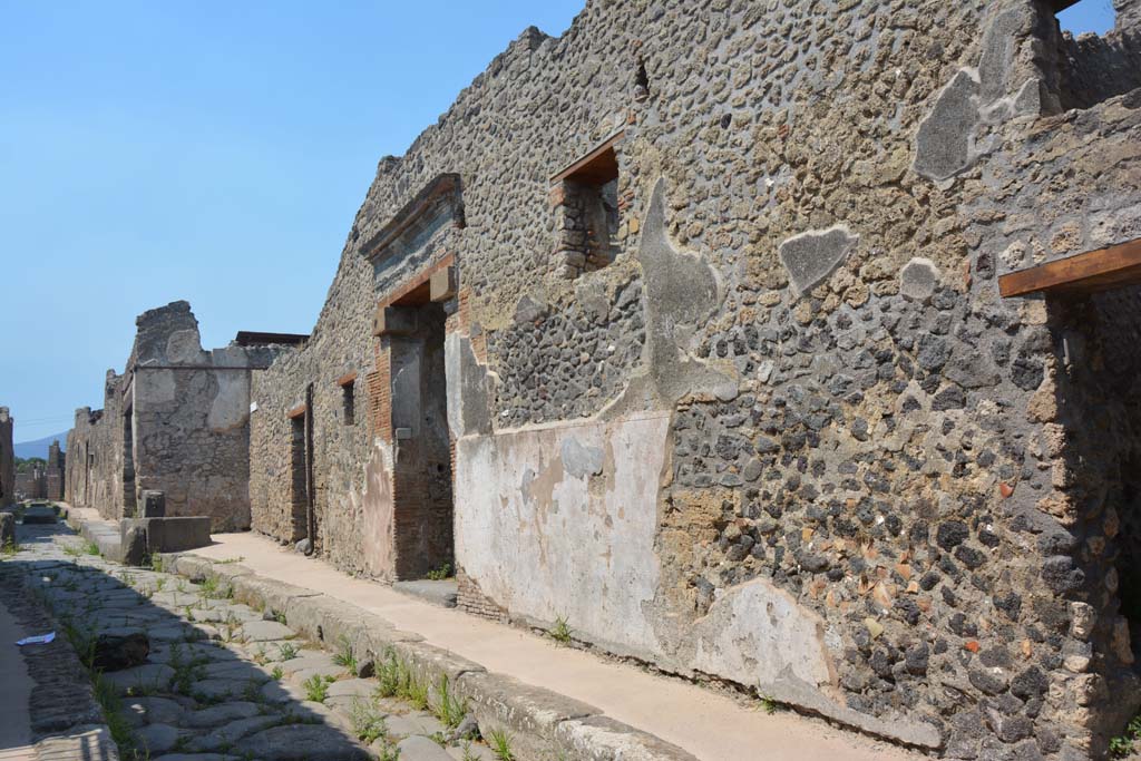 Vicolo di Tesmo, Pompeii. Looking north along east side from IX.7.15, on right.
Foto Annette Haug, ERC Grant 681269 DÉCOR.
