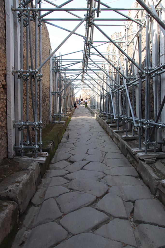 Vicolo di Tesmo between IX.1 and IX.7. October 2023.
Looking north. Photo courtesy of Klaus Heese.
