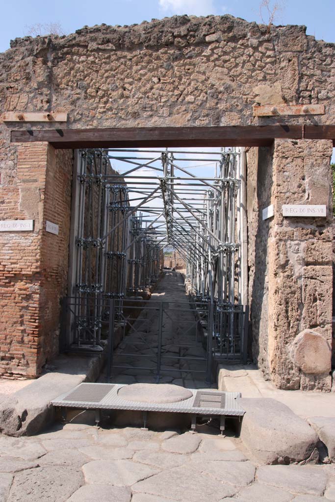 Vicolo di Tesmo between IX.1 and IX.7. September 2021.  
Looking north from Via dell’Abbondanza. Photo courtesy of Klaus Heese.
