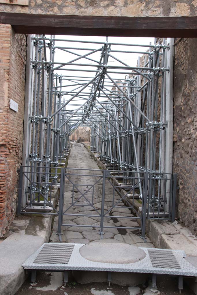 Vicolo di Tesmo between IX.1 and IX.7. October 2020. Looking north from Via dell’Abbondanza.
Photo courtesy of Klaus Heese.
