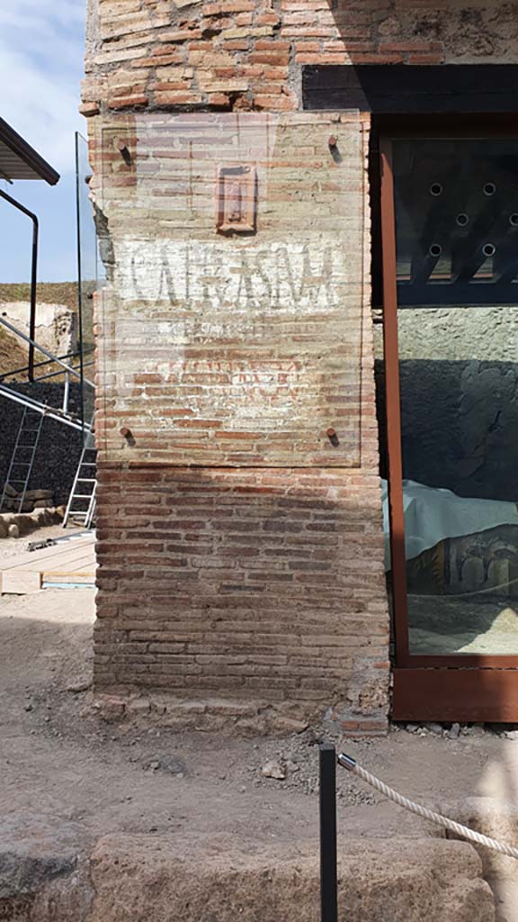V.3, Pompeii. August 2021. Thermopolium with painting of nereid. 
Looking east to painted graffiti on north side of entrance doorway in Vicolo dei Balconi.
Foto Annette Haug, ERC Grant 681269 DÉCOR.
