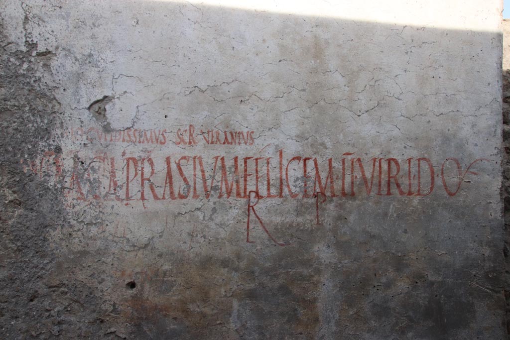 Vicolo dei Balconi, Pompeii. October 2022. 
Painted inscription on east side of roadway, between entrance doorways B6 and B7, opposite the Casa di Orione in V.2. 
Photo courtesy of Klaus Heese.
