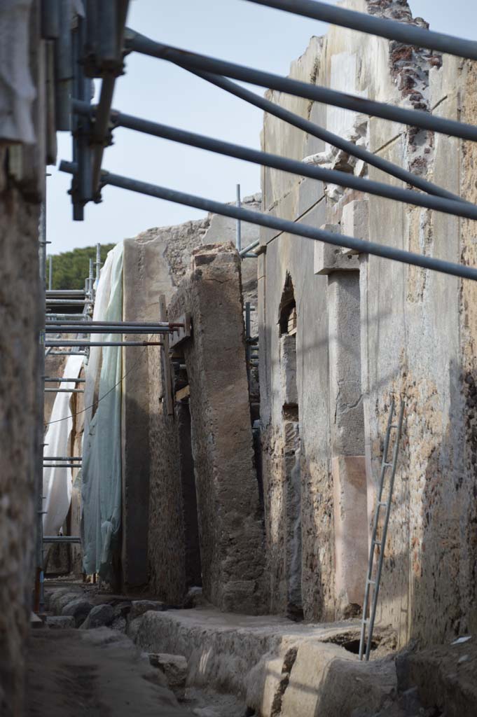 Vicolo dei Balconi, (previously known as an unnamed vicolo) between V.2 and V.3. March 2019.
Looking north from Via di Nola towards houses on east side of vicolo (the west side of V.3).
The doorway entrance to Casa del Giardino is shown on the right.
For the purpose of this roadway, we shall call this entrance doorway (10).
Foto Taylor Lauritsen, ERC Grant 681269 DÉCOR.


