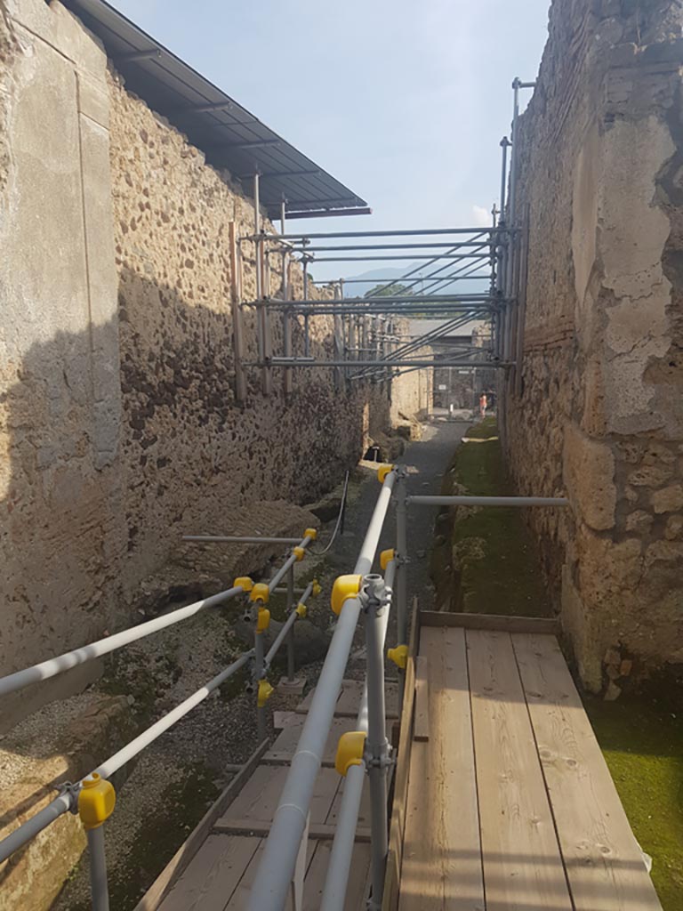 Vicolo dei Balconi, Pompeii. October 2022. 
Looking south from Casa del Giardino, on left, and V.2.21, on right. Photo courtesy of Klaus Heese. 
