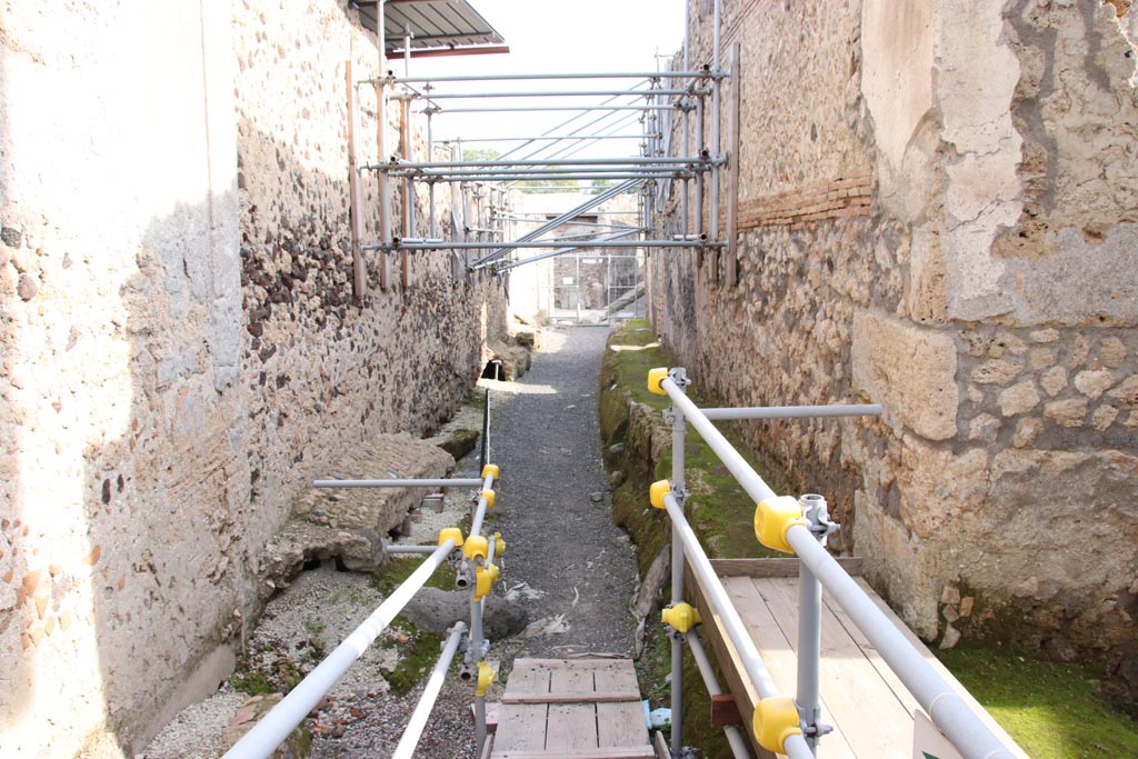 Vicolo dei Balconi, Pompeii. October 2022. 
Looking south from Casa del Giardino, along east side of roadway. Photo courtesy of Klaus Heese. 
