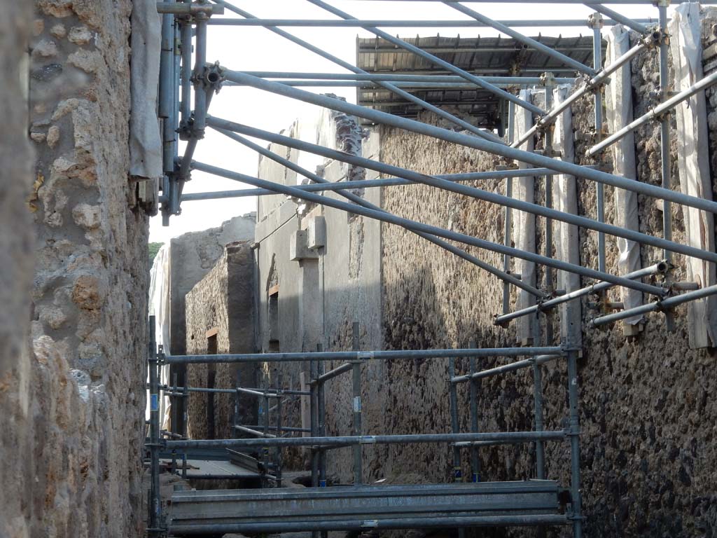 Vicolo dei Balconi, (previously known as an unnamed vicolo) between V.2 and V.3. June 2019.
Looking north from Via di Nola towards houses on east side of vicolo (the west side of V.3).

Vicolo dei Balconi, (precedentemente noto come un vicolo senza nome) tra V.2 e V.3. giugno 2019.
Guardando a nord da Via di Nola verso case sul lato est del vicolo (il lato ovest del V.3).

Photo courtesy of Buzz Ferebee.
