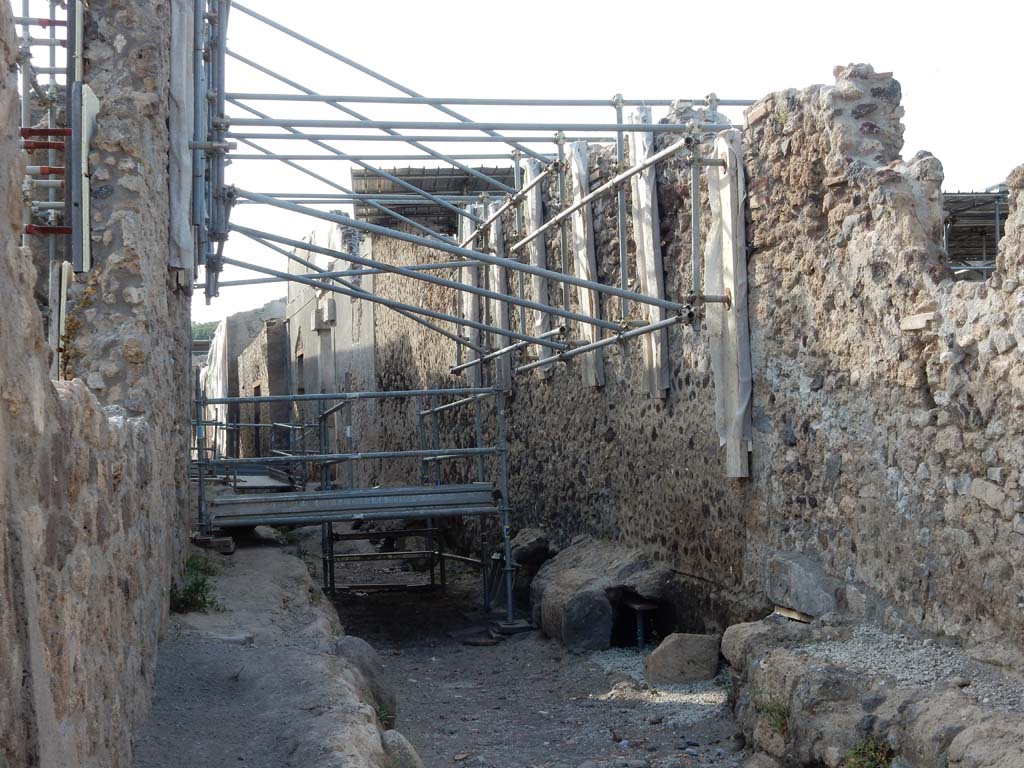 Vicolo dei Balconi, (previously known as an unnamed vicolo) between V.2 and V.3. June 2019.
Looking north from Via di Nola, detail of vicolo. 

Vicolo dei Balconi, (precedentemente noto come un vicolo senza nome) tra V.2 e V.3. giugno 2019.
Guardando a nord da Via di Nola, dettaglio di vicolo.

Photo courtesy of Buzz Ferebee.
