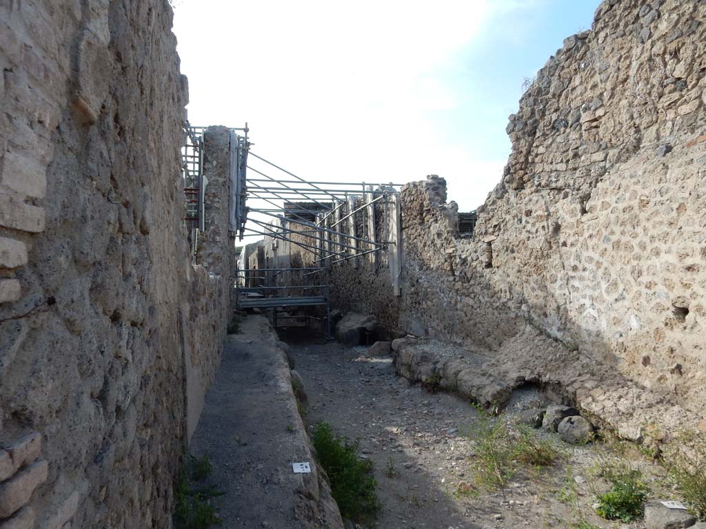 Vicolo dei Balconi, (previously known as an unnamed vicolo) between V.2 and V.3. June 2019.
Looking north from Via di Nola, with V.2.20/21 on left, and side wall of V.3.1/2, on right. 

Vicolo dei Balconi, (precedentemente noto come un vicolo senza nome) tra V.2 e V.3. giugno 2019.
Guardando a nord da Via di Nola, con V.2.20/21 a sinistra, e parete laterale di V.3.1/2, a destra.

Photo courtesy of Buzz Ferebee.

