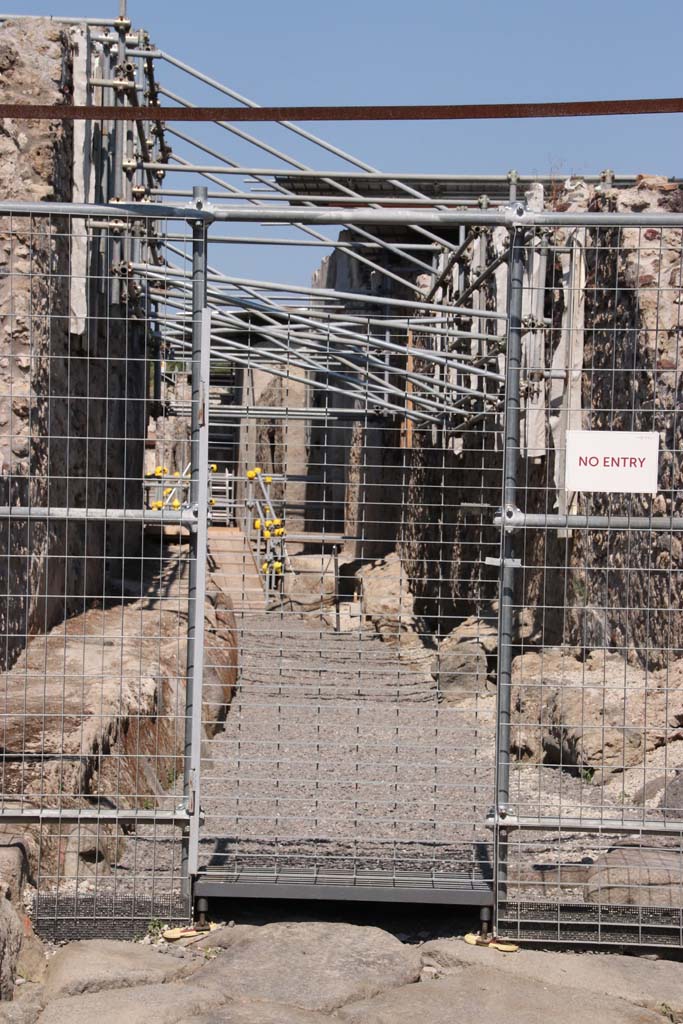 Vicolo dei Balconi, (previously known as an unnamed vicolo) between V.2 and V.3. September 2021.
Looking north from Via di Nola, with V.2.20/21 on left, and side wall of V.3.1/2, on right. Photo courtesy of Klaus Heese.
