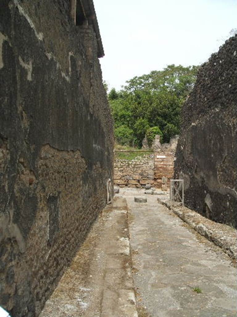 Vicolo del Centenario. May 2005.
Looking north towards Via di Nola and the Vicolo dei Balconi, (previously an unnamed vicolo) on the opposite side of the Via di Nola. 

Vicolo del Centenario. maggio 2005.
Guardando a nord verso Via di Nola e il Vicolo dei Balconi, (precedentemente un vicolo senza nome) sul lato opposto della Via di Nola.

