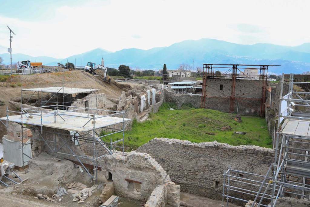 Vicolo dei Balconi, north end on the left, is going south alongside the green area of the garden of V.2.i.
In the foreground is the newly excavated Vicolo delle Nozze d’Argento and in front is V.7 under excavation.

Vicolo dei Balconi, all'estremità nord sulla sinistra, sta andando a sud lungo l'area verde del giardino di V.2.i.
In primo piano c'è il Vicolo delle Nozze d’Argento appena scavato e di fronte c'è V.7 in scavo.

Photograph © Parco Archeologico di Pompei.
