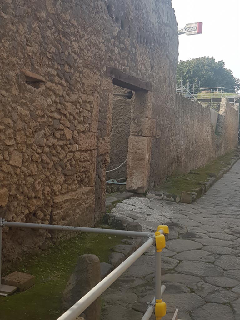 Vicolo dei Balconi, Pompeii. October 2022. 
Looking north along west side of roadway towards stable doorway with ramp in roadway. 
On the right is the garden wall of V.2.i.  Photo courtesy of Klaus Heese.
