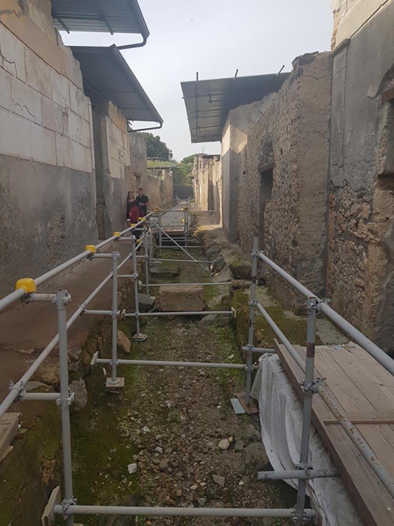 Vicolo dei Balconi, between V.2 and V.3, Pompeii. October 2022.
Looking north from Casa di Orione, on left, and Casa del Giardino, on extreme right.
Photo courtesy of Klaus Heese.
