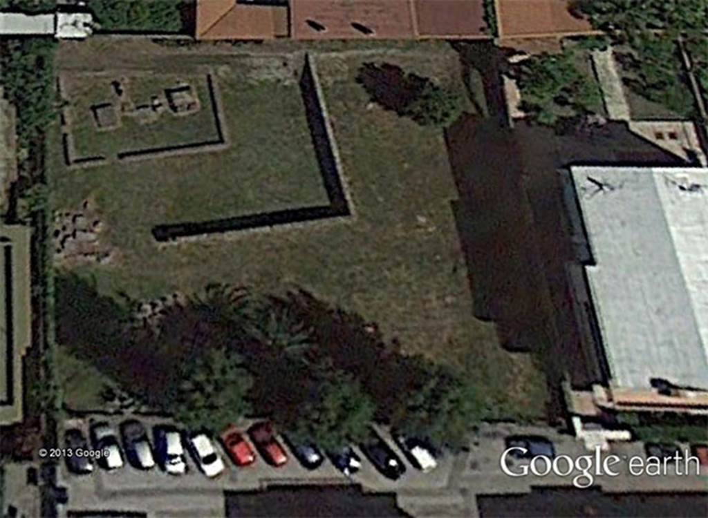 Santuario extraurbano del fondo Iozzino. August 2012. Looking north. The inner and outer walls and the three temples can be seen. Photo courtesy of Google Earth. 