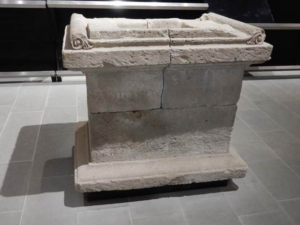 Tempio dionisiaco in località Sant’Abbondio di Pompei. May 2018. Altar on display in Pompeii Antiquarium.
Photo courtesy of Buzz Ferebee.