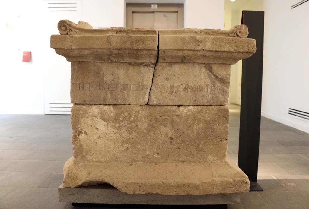 VIII.1.4 Pompeii Antiquarium. February 2021.
Second side of Altar with Oscan inscription to Maras Atinius, aedile of Samnite Pompeii, from the sanctuary of Sant’Abbondio di Pompei.
Photo courtesy of Fabien Bièvre-Perrin (CC BY-NC-SA).