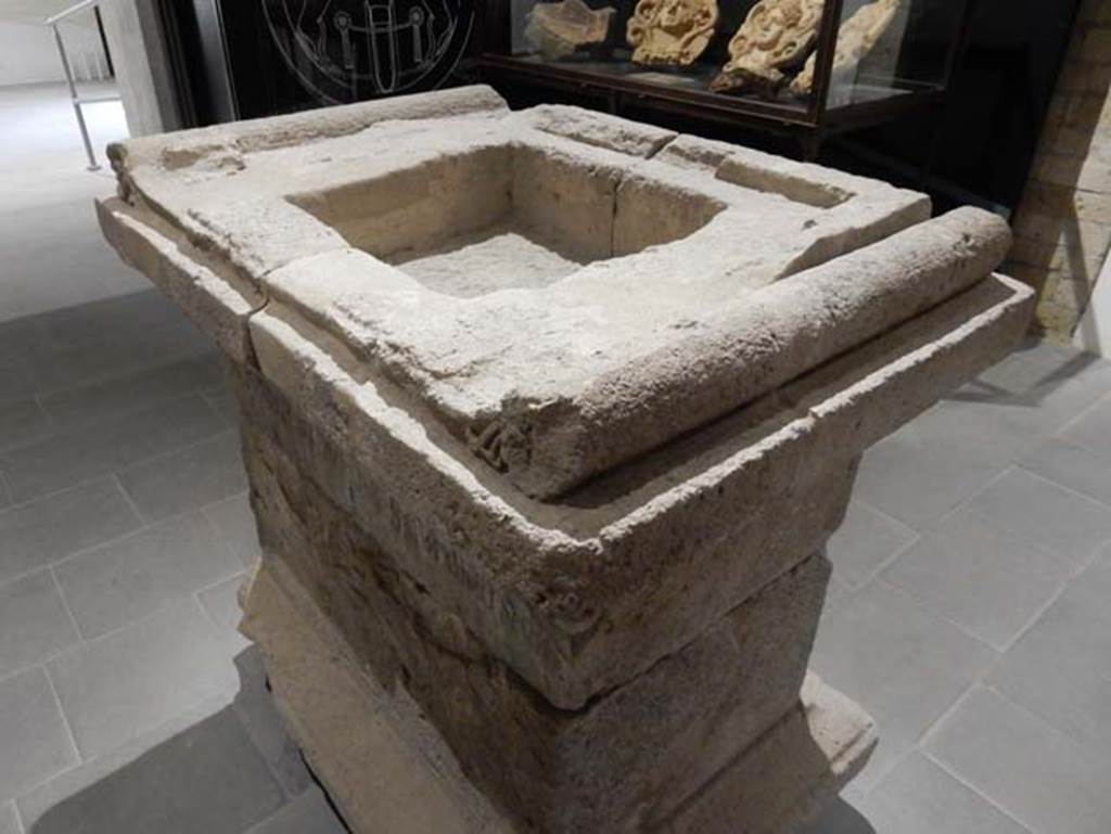 Tempio dionisiaco in località Sant’Abbondio di Pompei. May 2018. Altar top with basin.
Photo courtesy of Buzz Ferebee.