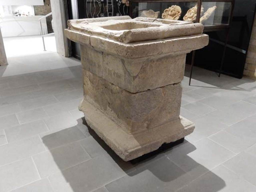 Tempio dionisiaco in località Sant’Abbondio di Pompei. May 2018. Second side and rear view of altar.
Photo courtesy of Buzz Ferebee.