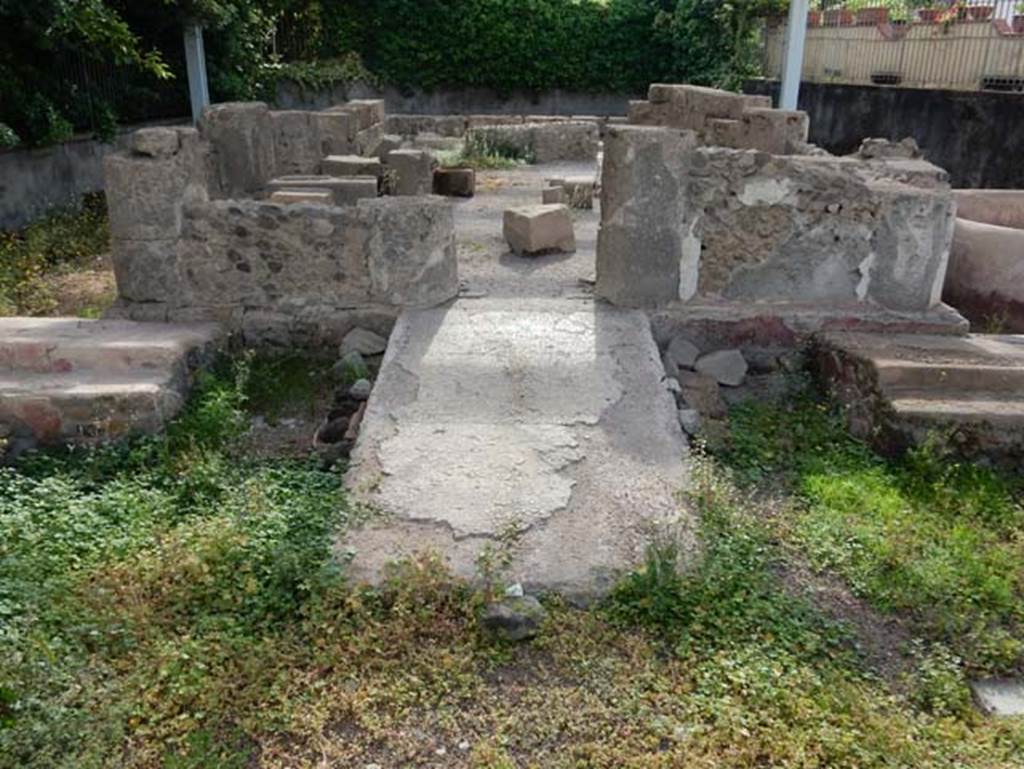 Tempio dionisiaco in località Sant’Abbondio di Pompei. May 2018. Looking up ramp, east across temple.
Photo courtesy of Buzz Ferebee.