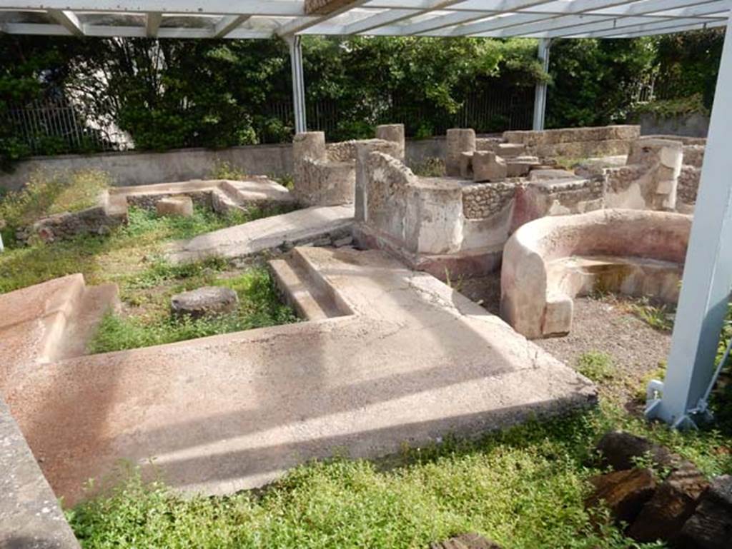 Tempio dionisiaco in località Sant’Abbondio di Pompei. May 2018. Looking north-east from south triclinium B.
Photo courtesy of Buzz Ferebee.