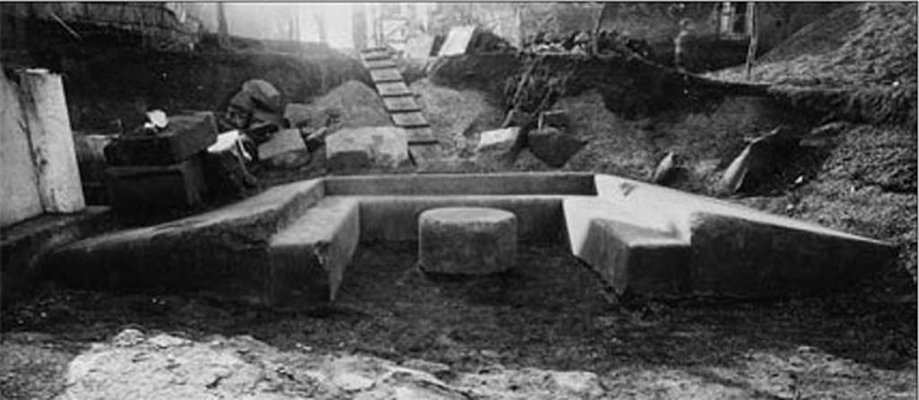 Tempio dionisiaco in località Sant’Abbondio di Pompei. 1948. South triclinium B fom the north.
Photo courtesy of Ruth Bielfeldt.
See Bielfeldt R., Der Liber-Tempel in Pompeji in Sant’Abbondio. Oskisches Vorstdtheiligtum und kaiserzeitliches Kultlokal, dans MDAI-Römische Abteilung, 113, 2007, pp. 349, Abb. 19.