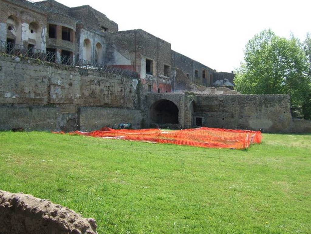 Sanctuary of Minerva Italica adjacent to the west side of Pompeii. May 2006.
Looking south across large garden on ground level, on the north side of other smaller lower level garden behind wall.
Santuario di Minerva Italica adiacente al lato ovest di Pompei. Maggio 2006.
Guardando a sud attraverso il grande giardino al piano terra, sul lato nord di altri più piccolo giardino di livello inferiore dietro la parete.