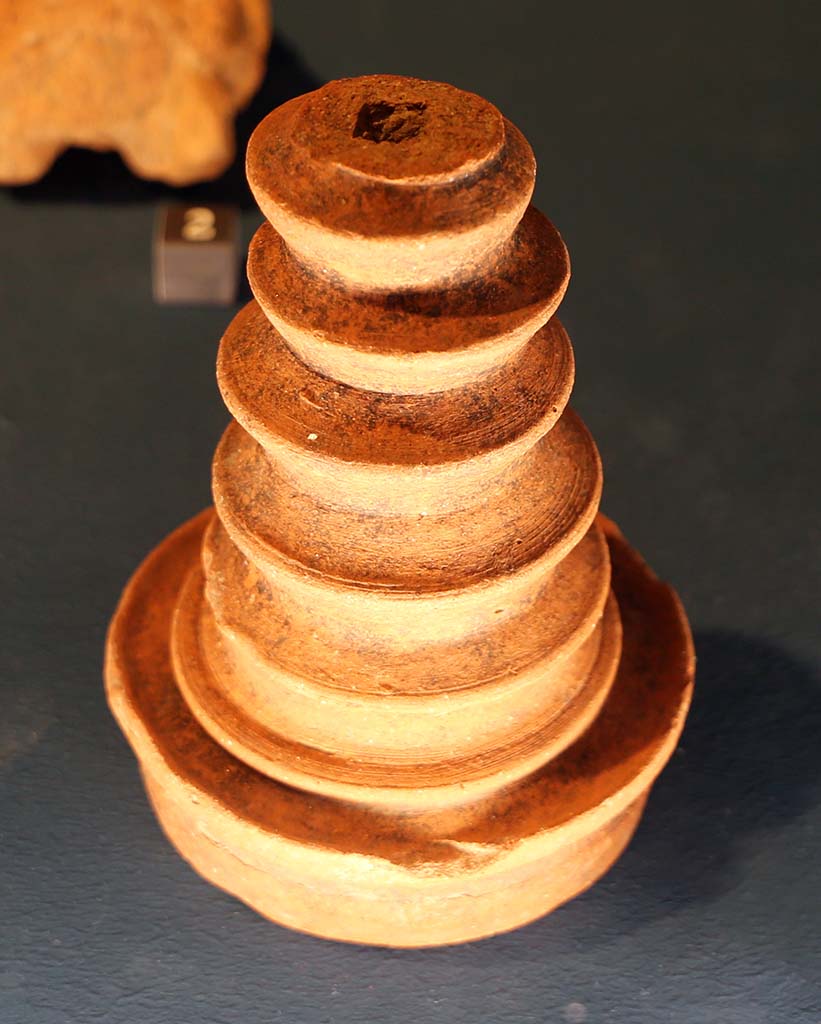 Stabia Temple of Athena. Sanctuary in località privati, incense burner (thymiaterion) found.
Stabia Tempio Atena. Santuario in località privati, ritrovamenti bruciaprufumi (thymiaterion).
Photo Sailko, CC BY-SA 4.0, attraverso Wikimedia Commons.

