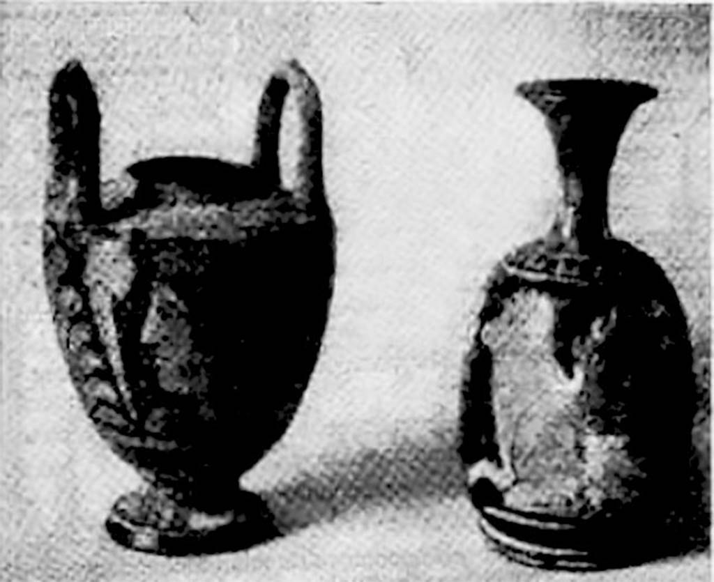 Pompeii, Tombe del Fondo Squillante. 1928 photo of finds.
The stamnos is to the left, with palm motifs under the handles and feminine head in profile.
The lekythos is to the right, with a tiger attacking a bull, biting its back.
See Della Corte M., Notizie degli Scavi di Antichit�, 1928, pp. 373, fig. 1.
