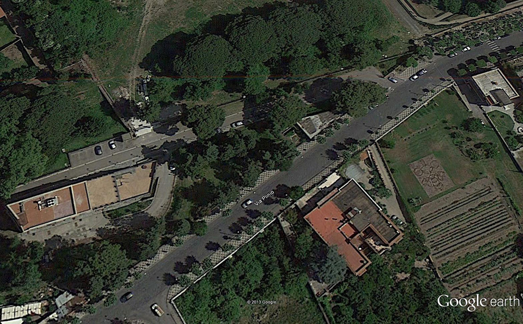 Pompei, Tombe presso la Strada Regia. Meeting point of the old and the new road. Photo � Google Earth.