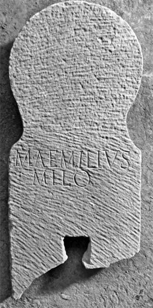 Pompeii Fondo Azzolini. Tomb 107: Marcus Aemilius Milo.
Columella with inscription

M AEMILIVS
MILO

M(arcus) Aemilius
milo

In NdS this is shown as M AEMILIO MILO.
See Notizie degli Scavi di Antichità, 1916, 303, t107.
Photo © Umberto Soldovieri.
