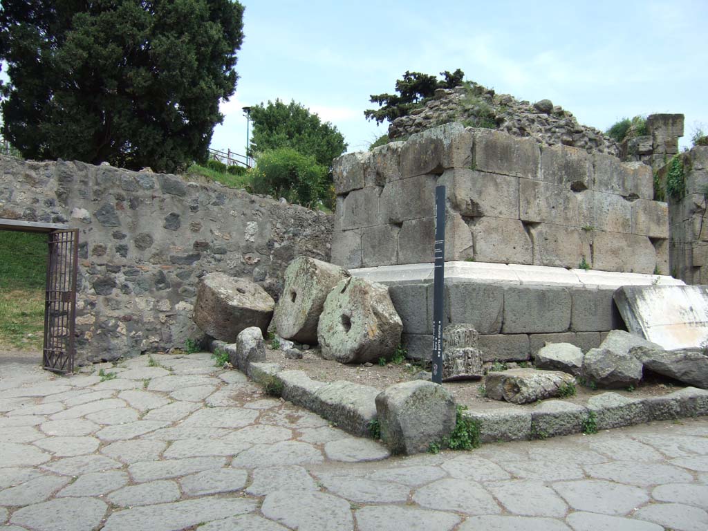 HGE01 Pompeii. May 2006. Looking south-east towards the unfinished tomb, Sepolcro in costruzione.  