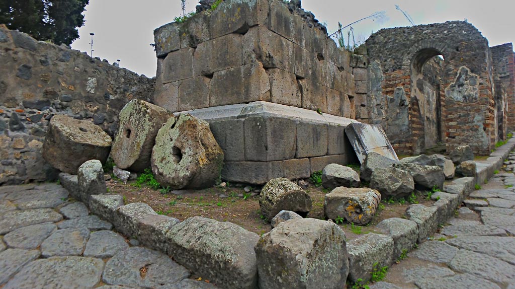HGE01 Pompeii. 2016/2017. Looking south-east towards the unfinished tomb. Photo courtesy of Giuseppe Ciaramella.