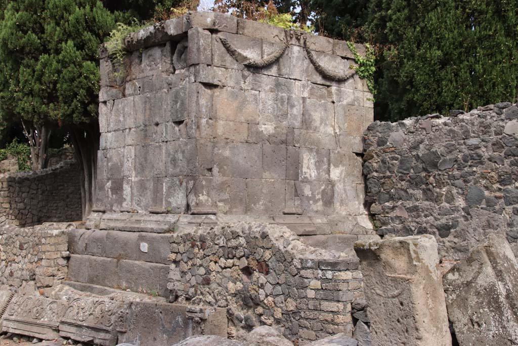 HGE06 Pompeii. September 2021. 
Looking north-east towards south side joining with HGE05, on right. Photo courtesy of Klaus Heese.
