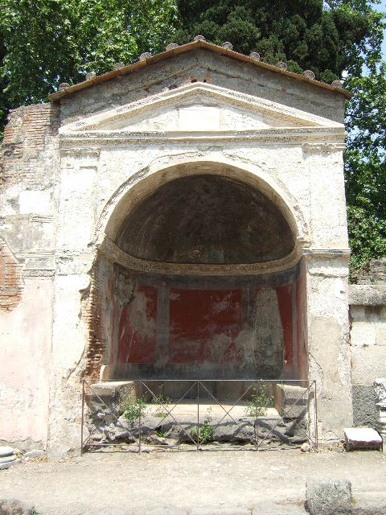 HGE09 Pompeii. May 2006. At the base of the tomb is a public seat. The area above is painted red and stuccoed.