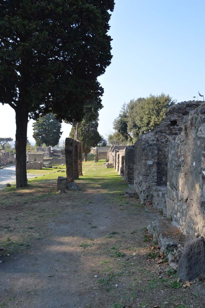 HGE16 Pompeii, on right, although marked with No.15. October 2017. 
Looking north on Via dei Sepolcri.
Foto Taylor Lauritsen, ERC Grant 681269 D�COR.
